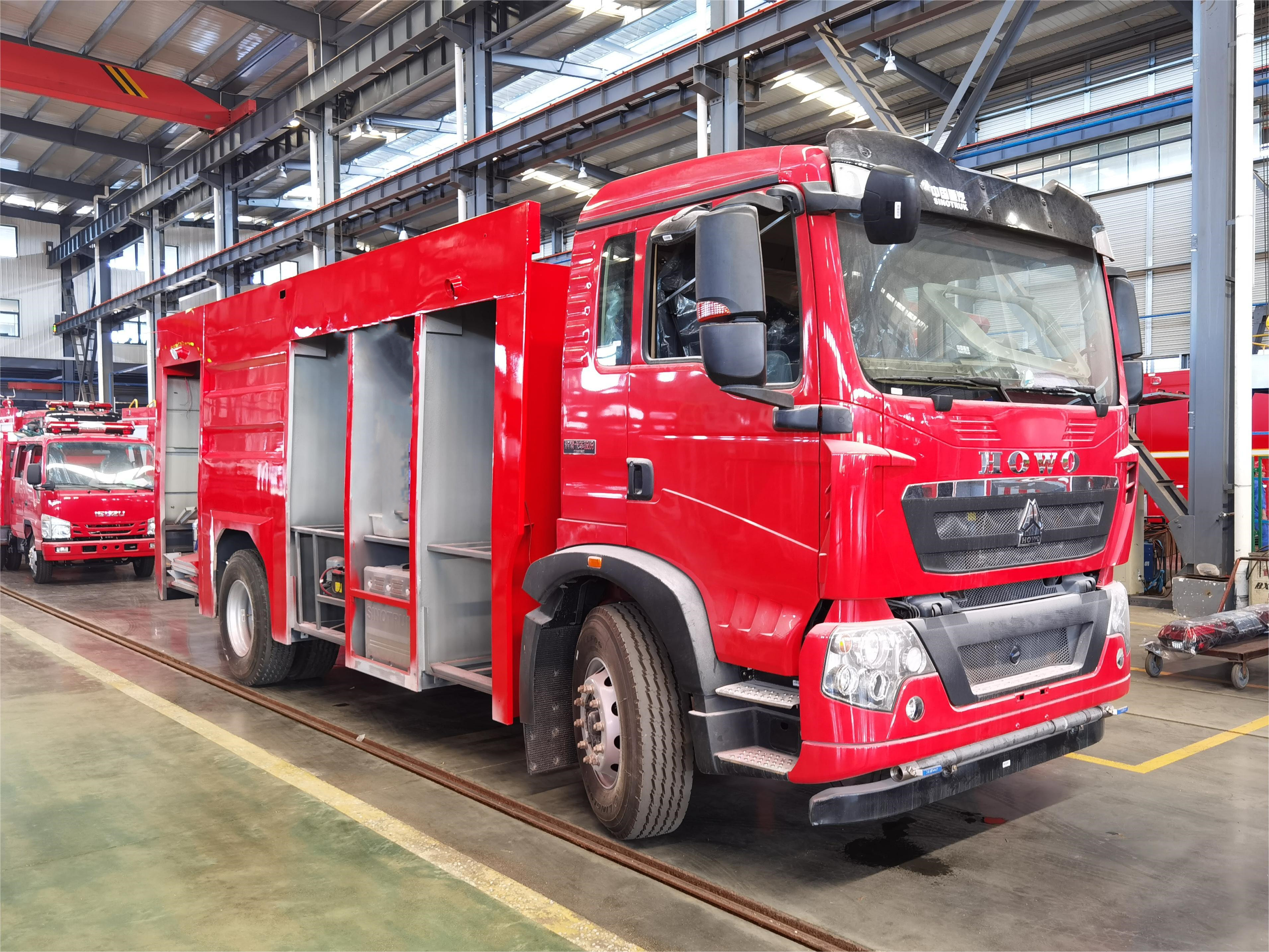 豪沃9噸水罐消防車