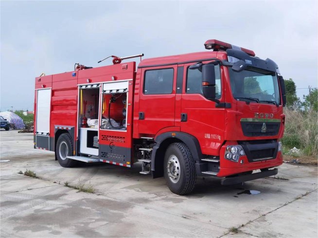 豪沃7噸干粉水聯用消防車